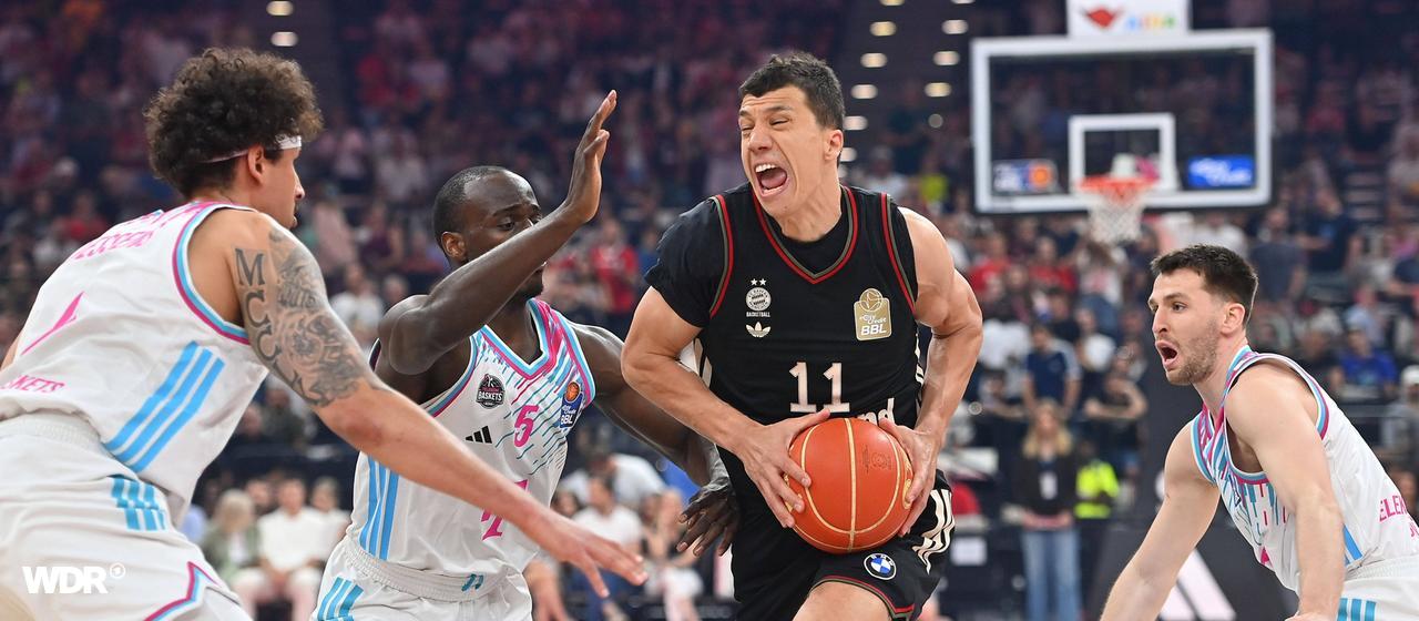 Bayern's Lucic against three Bonn players 