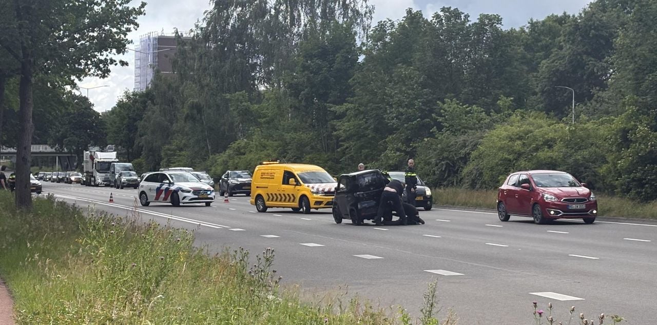 Bystanders were able to put the cart upright again (photo: Omroep Brabant).