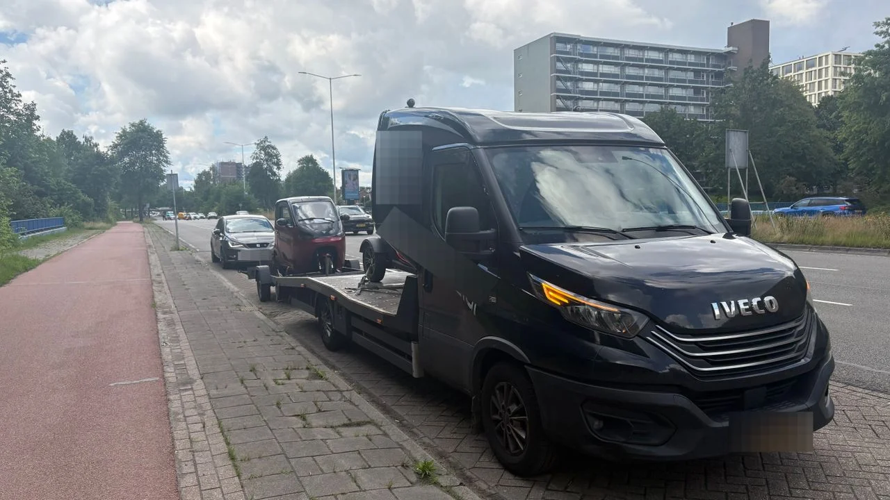 The semi-trailer transported a total of three cars (photo: Omroep Brabant).