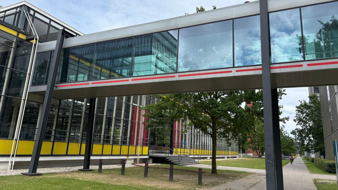 One of the many footbridges on the TU/e ​​grounds (photo: Rogier van Son). 