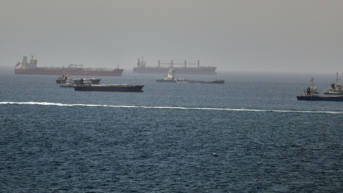 Shipping Crisis: Over 1100 Vessels Stuck in Persian Gulf for Weeks Ahead