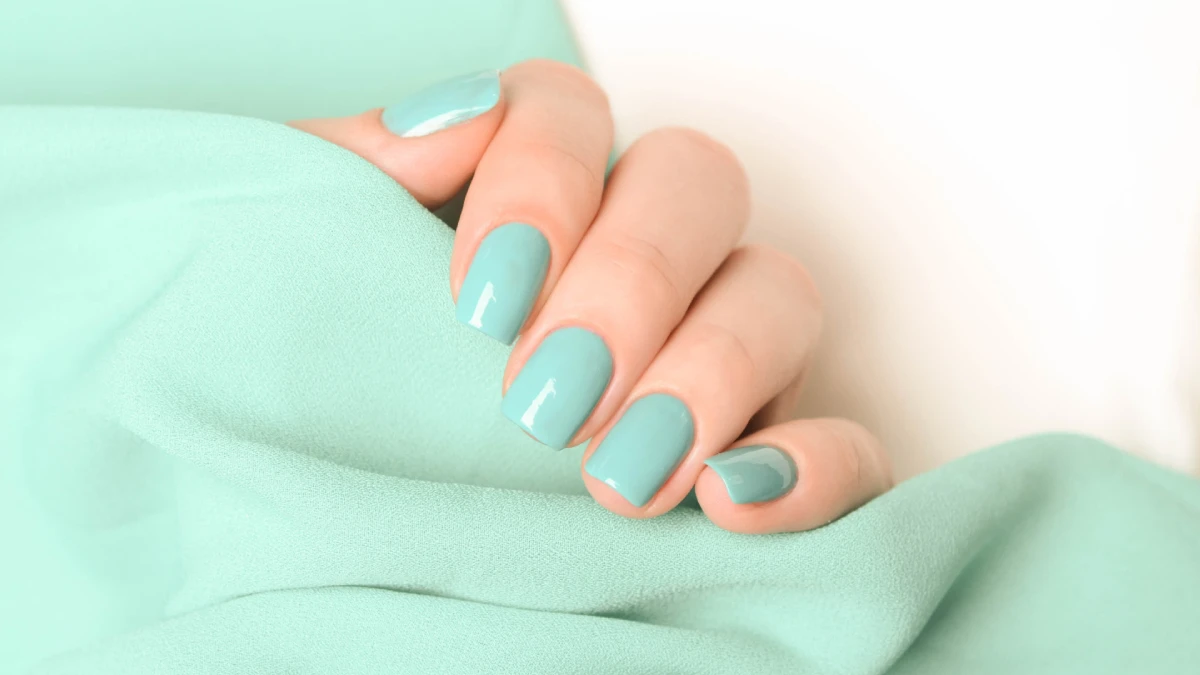 Simple petrol green nails, decorated with gold, pink