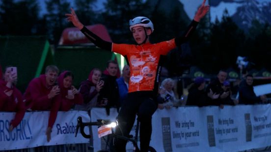 Smildeger Sem Joldersma (15) is the first to conquer Alpe d’HuZes: ‘Everyone was super positive along the way’
