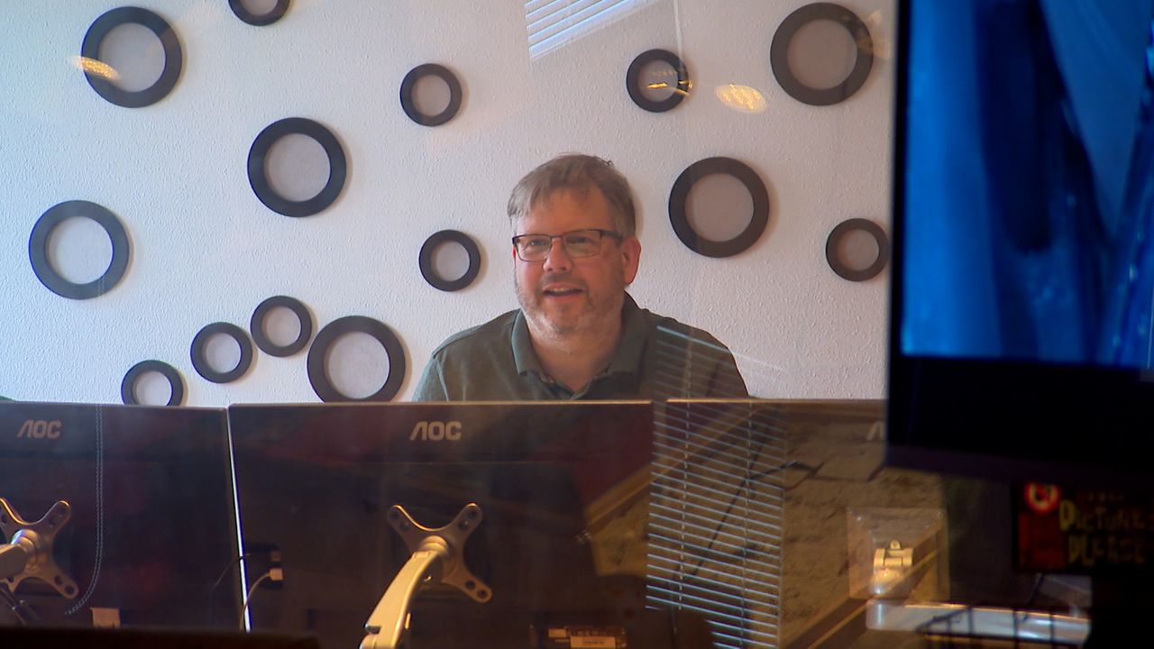 Tijn van Weteringen behind the controls in the sound studio. (Photo: Omroep Brabant.)