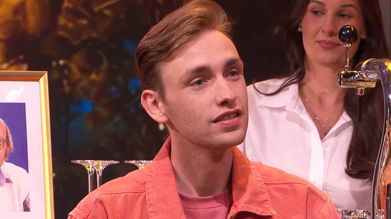 Son René van der Gijp escapes from poop bacteria, almost not on TV