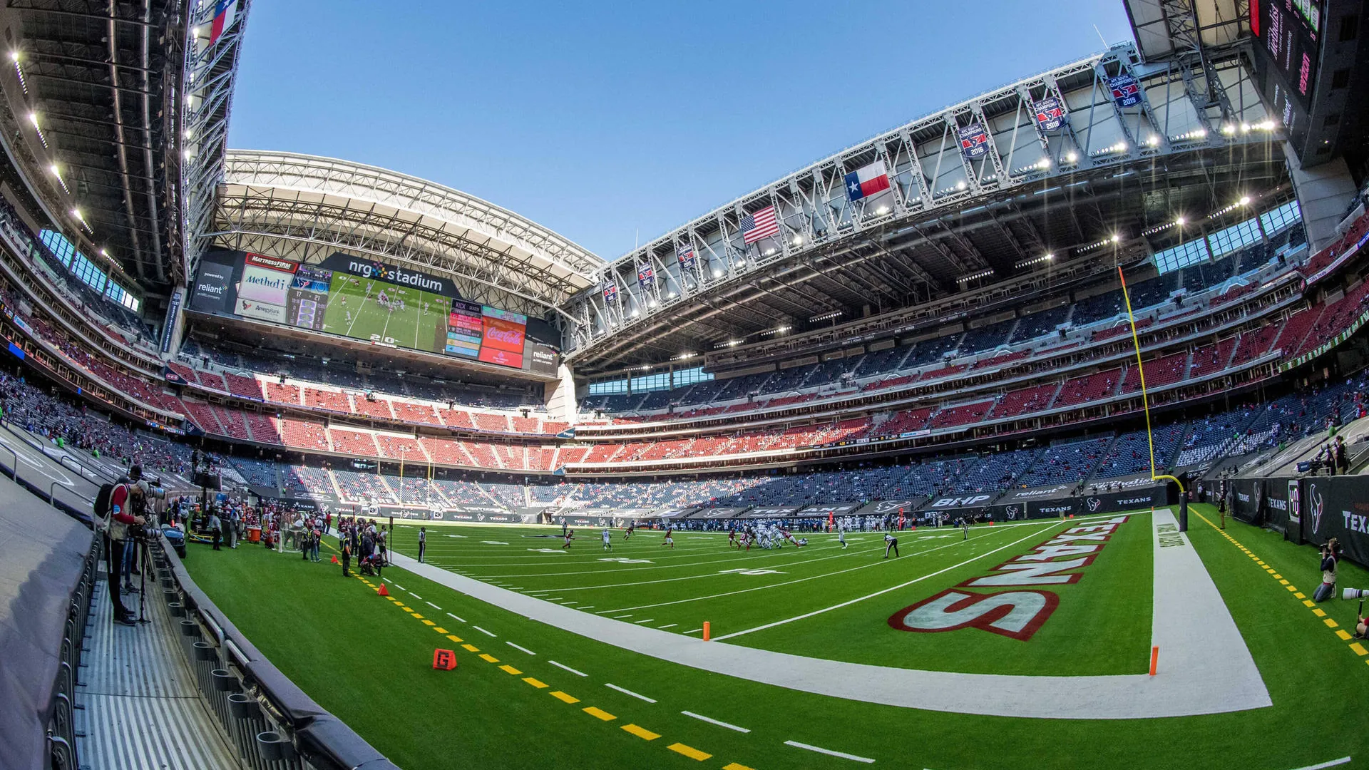 Houston (USA): The NRG Stadium opened in 2002 and has a capacity of over 72,000 seats. Numerous football games have already taken place in the arena, which has a retractable roof. As a rule, it is the home of the NFL club Houston Texans. Houston (USA): The NRG Stadium opened in 2002 and has a capacity of over 72,000 seats. Numerous football games have already taken place in the arena, which has a retractable roof. As a rule, it is the home of the NFL club Houston Texans.