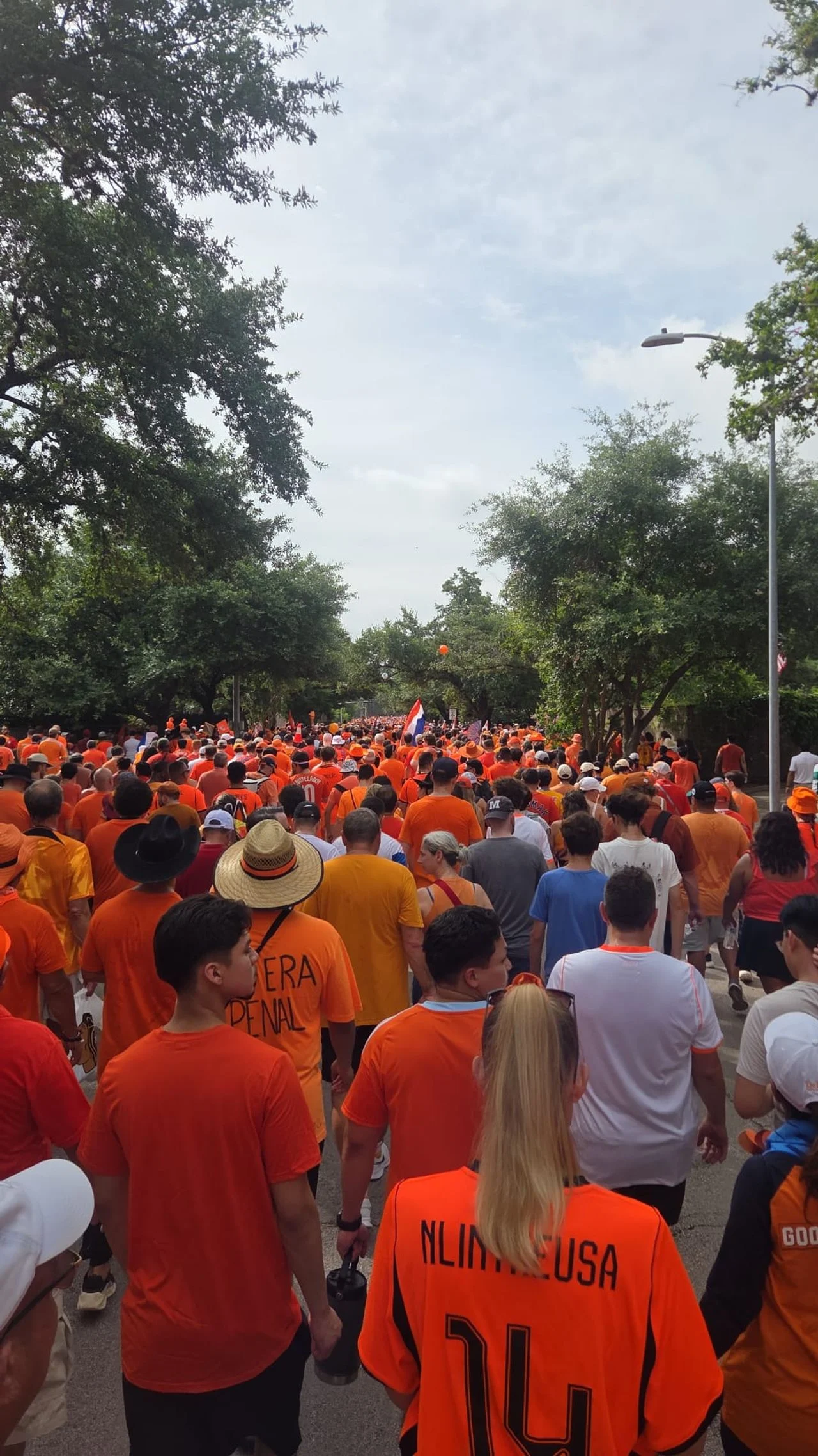 The Oranjebus soon disappears from view due to the crowds (photo: Stef van de Vijver).