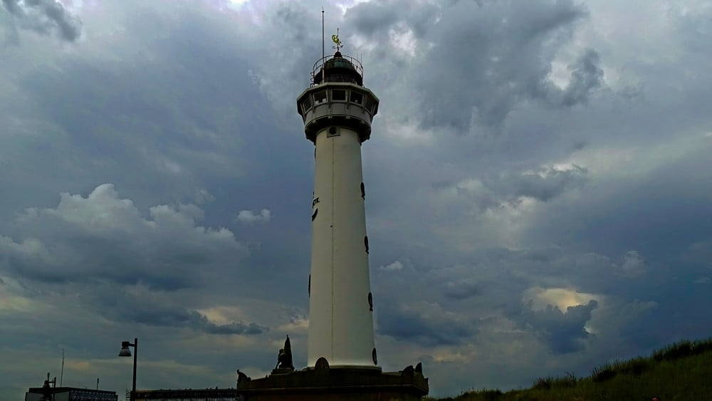 Strong thunderstorms will pass over North Holland this afternoon