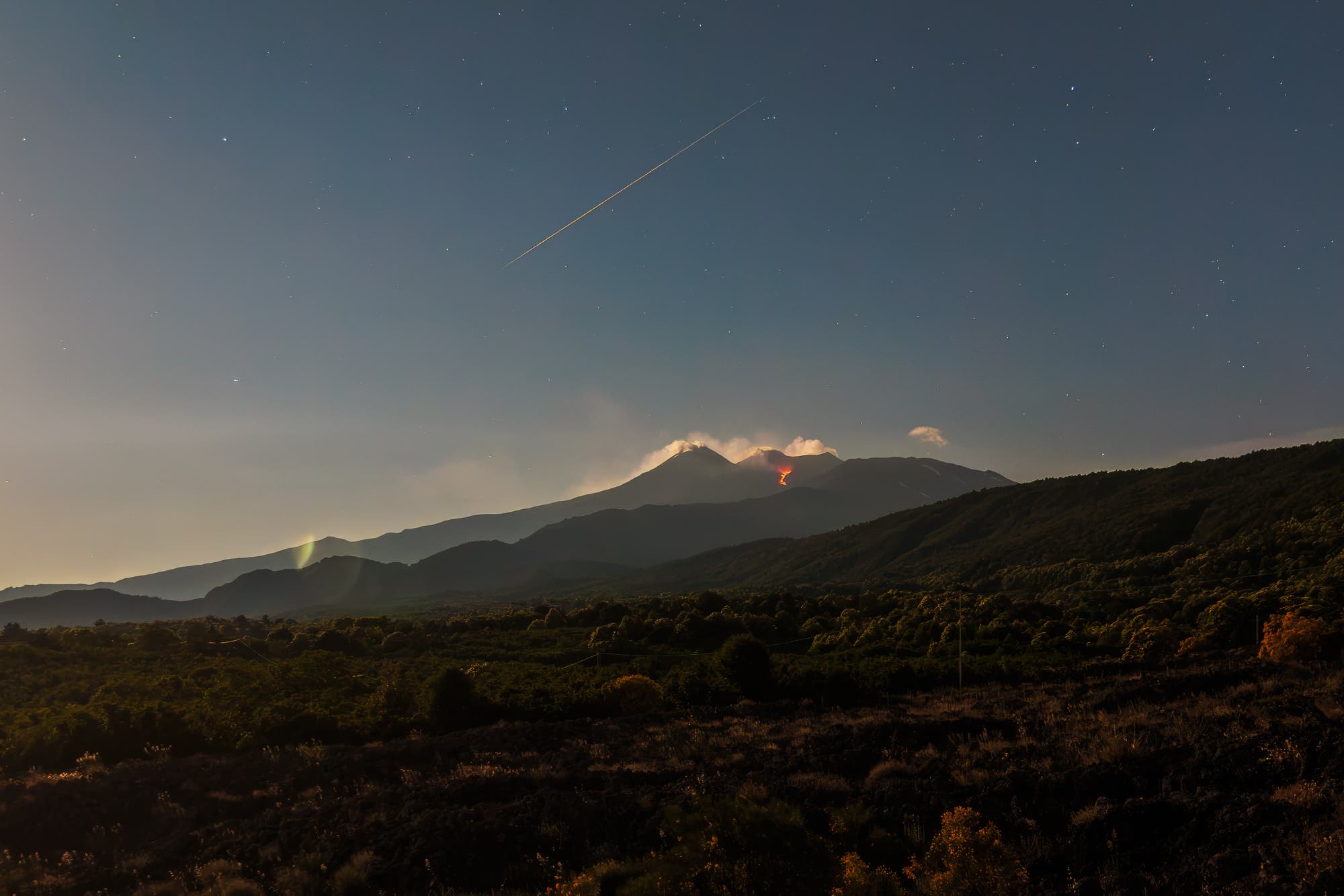 Stunning Meteor Display Over Mount Etna: See the Spectacle!