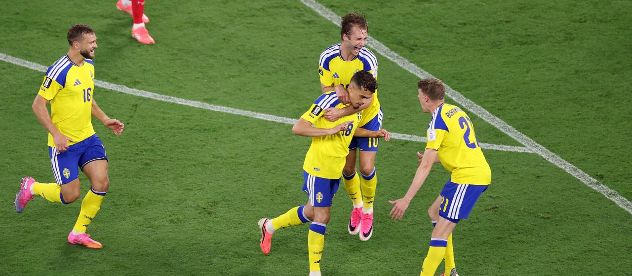 Yasin Ayari (m.) celebrates his goal against Tunisia