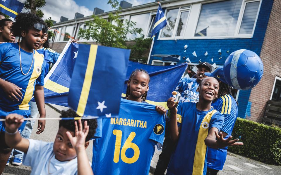 Sudesca (35) from Groningen paints her house blue for Curaçao. ‘This is historic! The smallest island is participating in the World Cup!’
