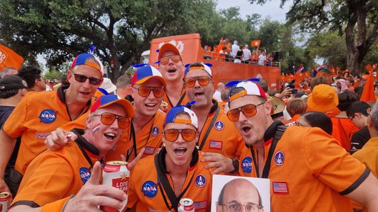 Supporters from Eelde-Paterswolde participate in the Oranjemars: ‘Never seen so many people together’