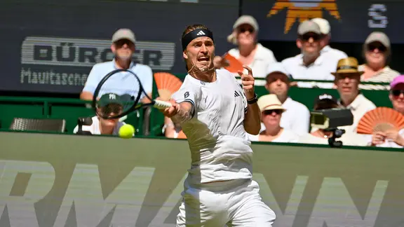 Alexander Zverev at the lawn tournament in Halle/Westphalia | picture alliance / Eibner press photo | Robert Gertzen Alexander Zverev at the lawn tournament in Halle/Westphalia