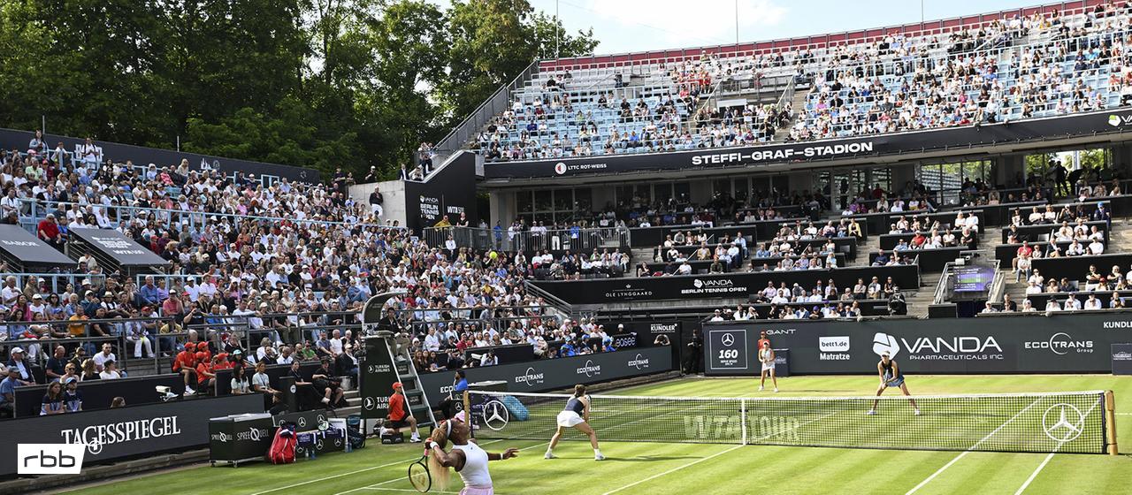 Serena Williams serving in doubles against Giuliana Olmos and Erin Routliffe (Source: picture alliance/Anadolu)