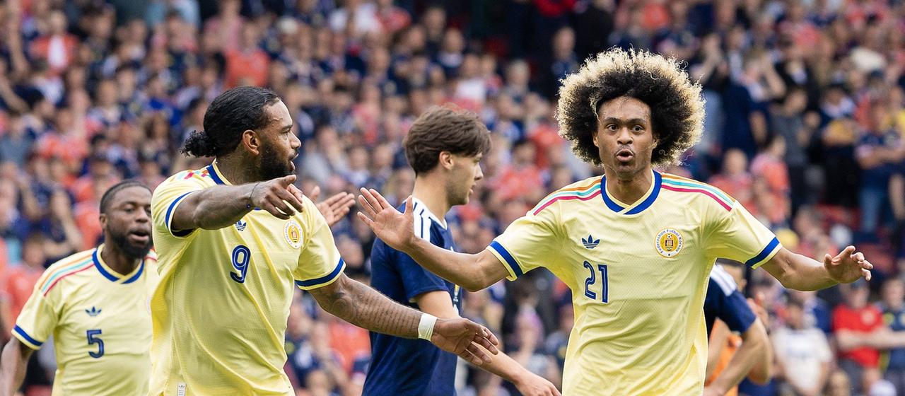 Curacao's Tahith Chong celebrates his goal with teammate Jürgen Locadia