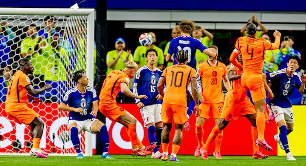 The Dutch team gets the 2-2 just before the end.