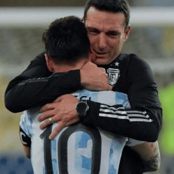 The funny video of all the hugs between Messi and Scaloni in 20 years
