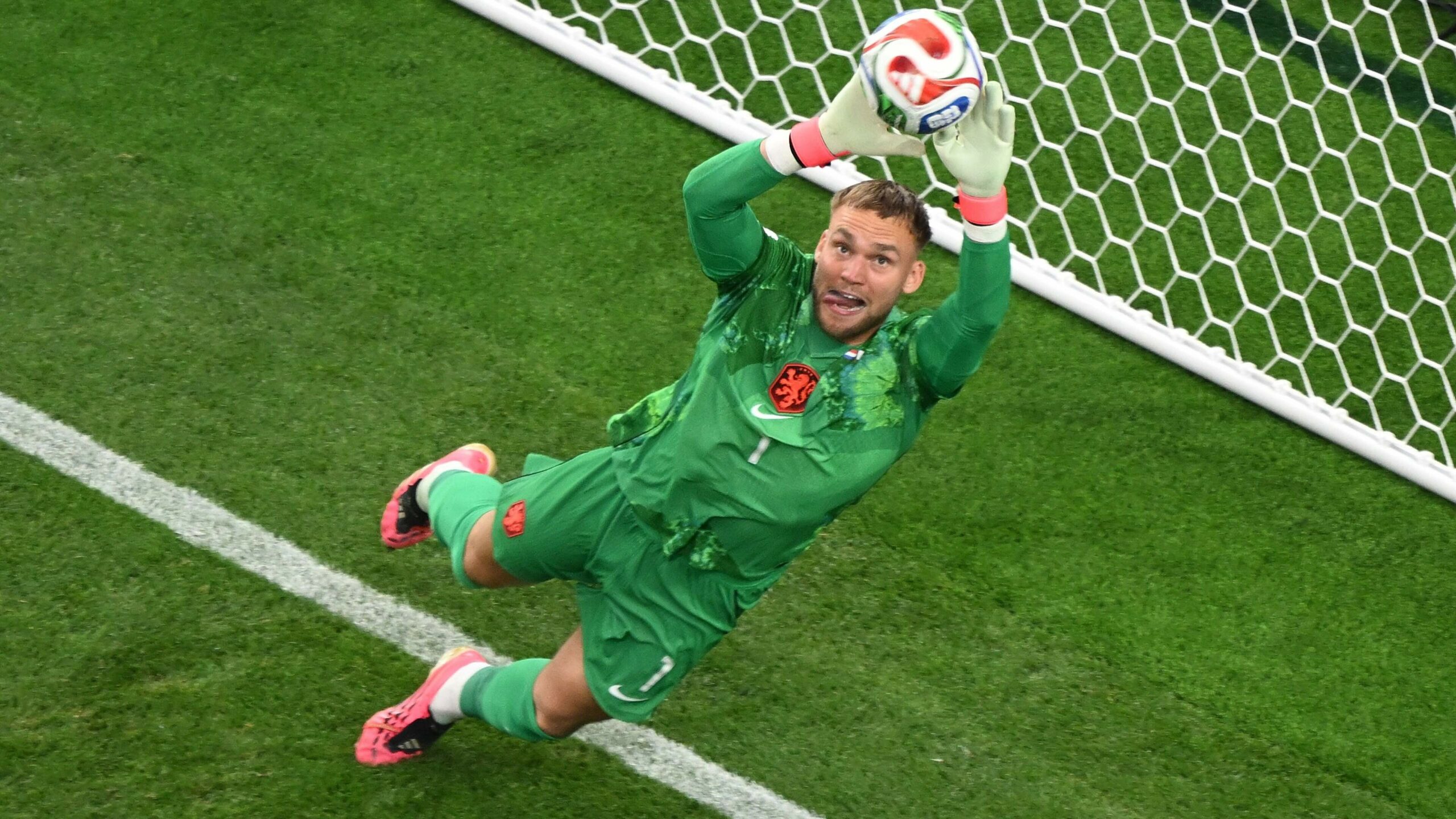 The goalkeeping level at the World Cup is not yet easy for Frans Hoek: ‘Many balls fly in too easily’