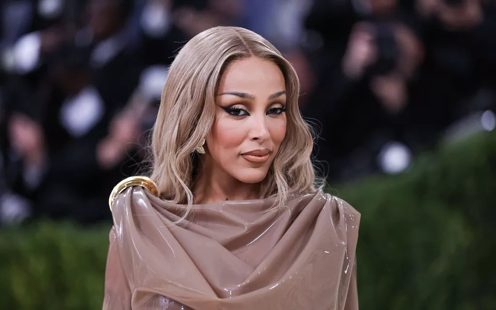The hit artist’s panties flashed from under the latex outfit – “Nipples” caught attention