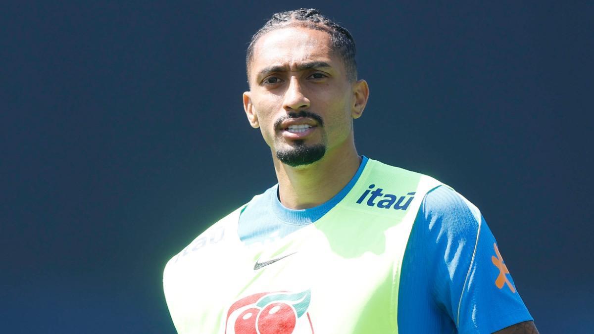 Raphinha training with Brazil in New Jersey