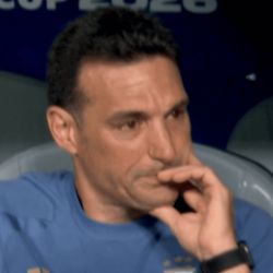 The video of Scaloni tearing up when he made Messi’s change