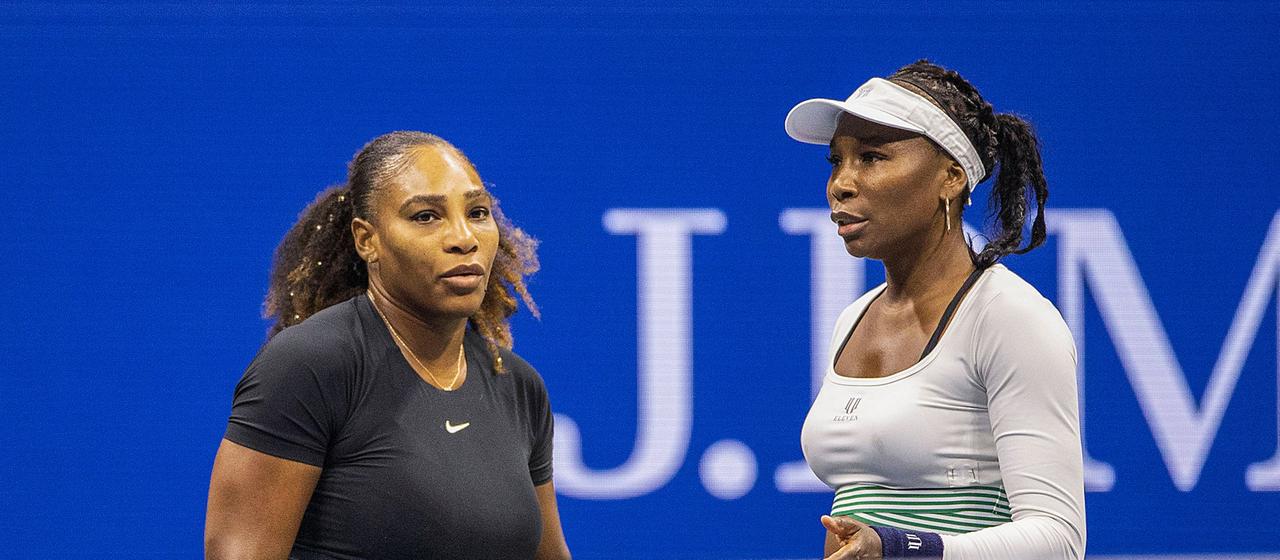 Competing together in doubles at Wimbeldon - Serena (l.) and Venus Williams