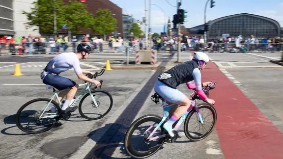 Ironman 2025 Hamburg: Participants in the everyman race ride on the Klosterwall. | picture alliance/dpa | George Wendt Ironman 2025 Hamburg: Participants in the everyman race ride on the Klosterwall.