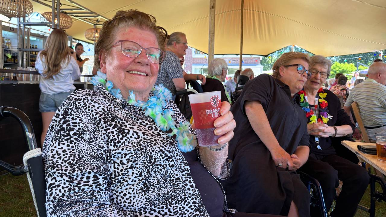Tropical heat does not bother residents of Boxtel care center: ‘Nice partying’