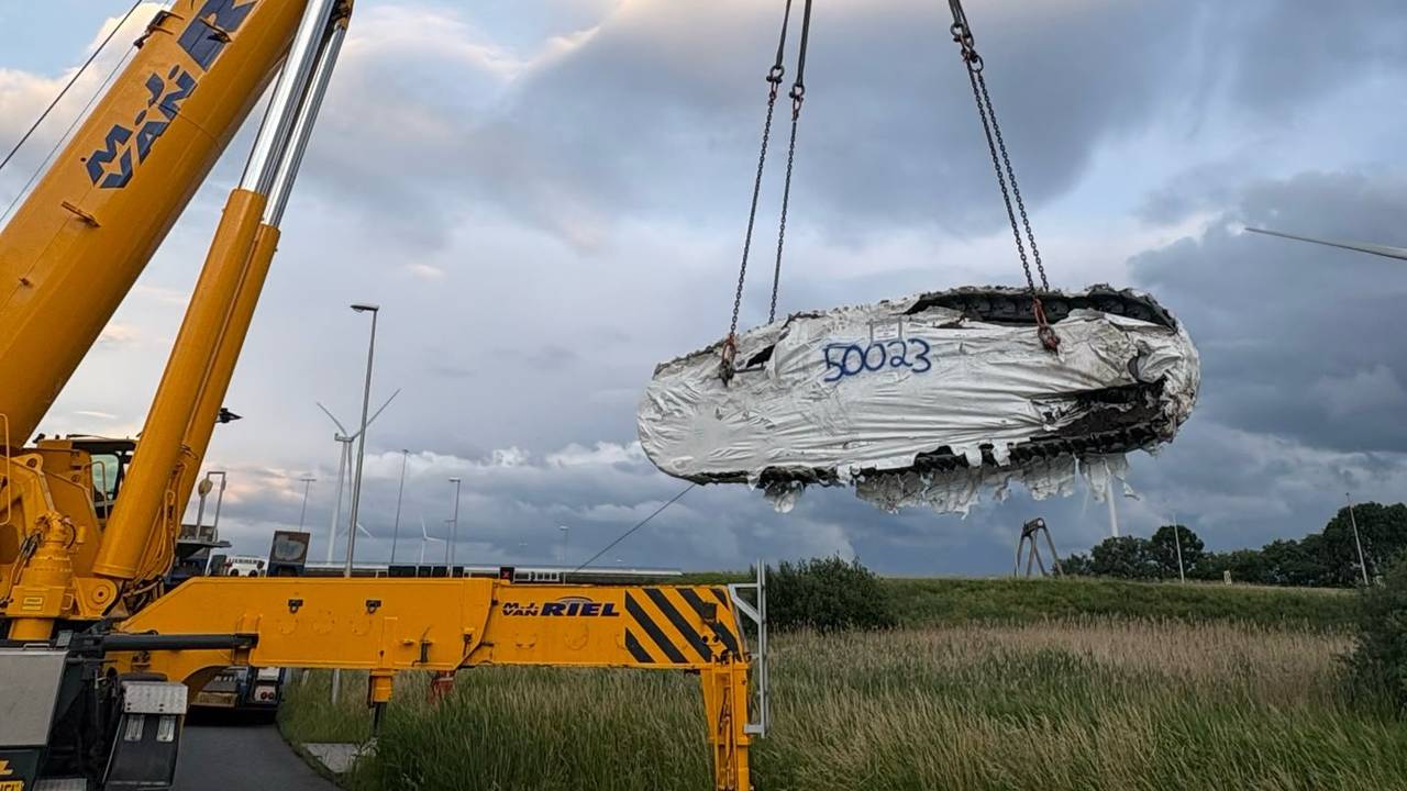 The gigantic caterpillar track is being cleared away (photo: Rijkswaterstaat Traffic Information/X).