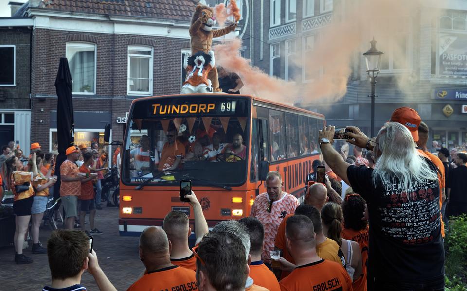 Tuindorp enters Coevorden with its own orange bus while celebrating. “We all saved up for it.”