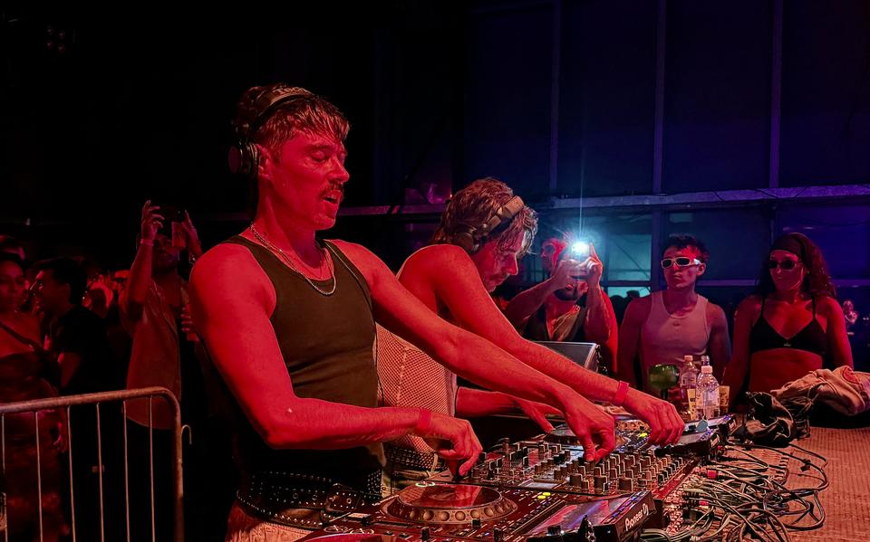 Twins Sander and Maurice (36) from Leeuwarden are celebrating success in Latin America as DJ duo Doppelgang. ‘Dream come true’