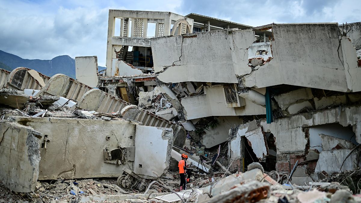 US Marines Deliver Aid to Earthquake Victims in Venezuela’s La Guaira