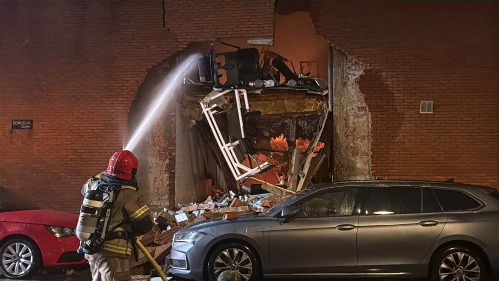 Very large fire after explosion in Amsterdam, several victims taken to hospital