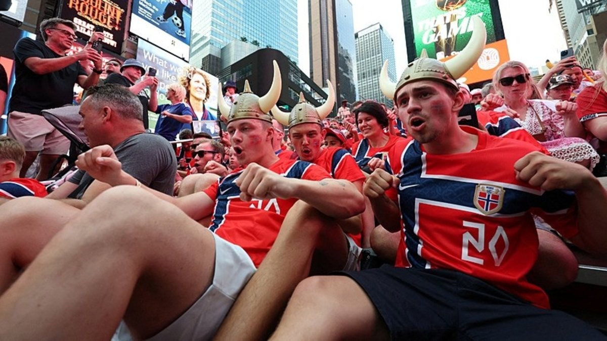 Viking rowing demonstration by Norwegian fans in Times Square – Breaking News news