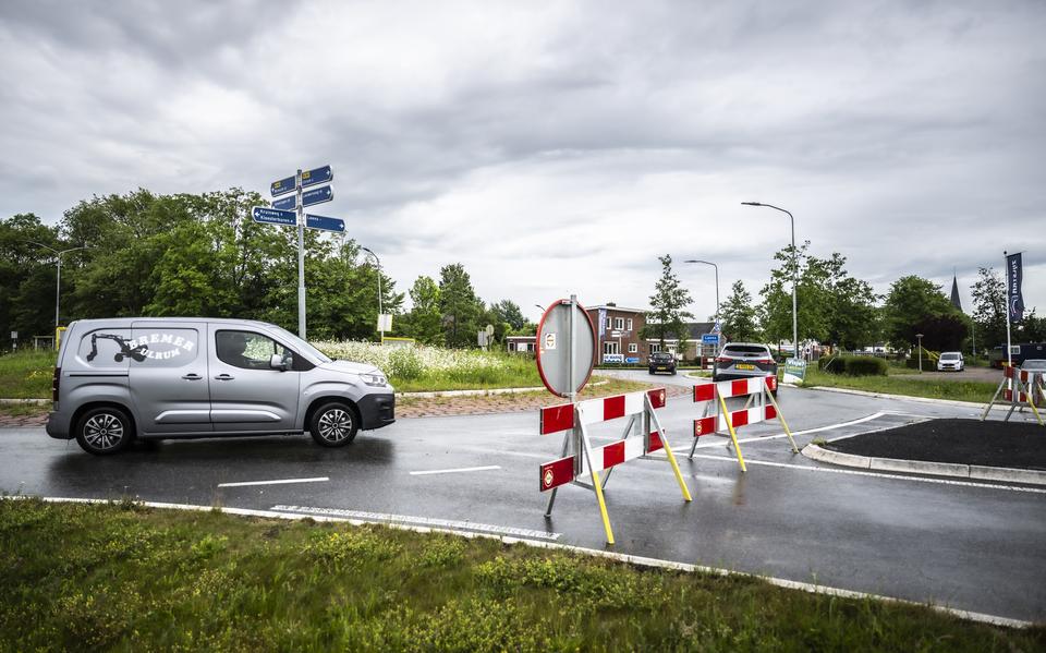 Villages along the N361 are reaping the bitter fruits of the blocking of the road to Lauwersoog. Ulrum and Vierhuizen in particular see a lot of cut-through traffic, resulting in traffic jams and frustration.
