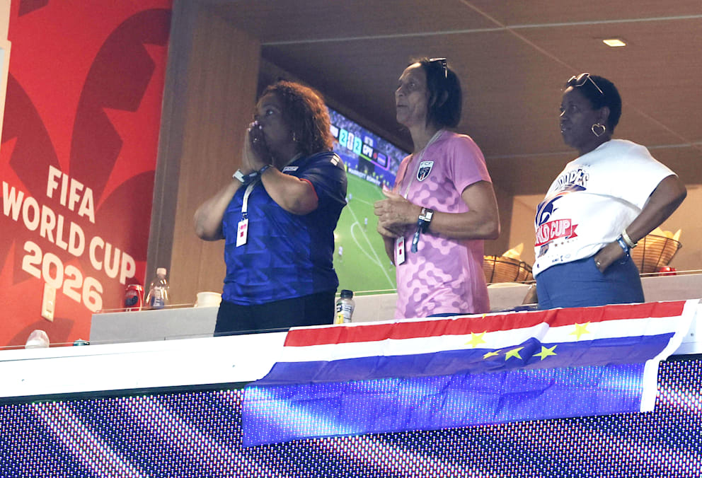 Vozinha-Mama Ana Candida Evora fiebert auf der Tribüne in Miami mit ihrem Sohn mit