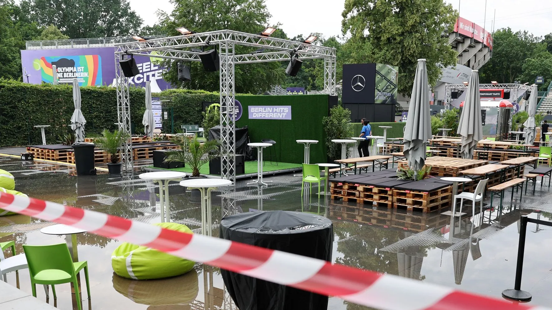 The Steffi Graf Stadium in Berlin is under water: the women's professional tournament had to be interrupted after heavy rain.