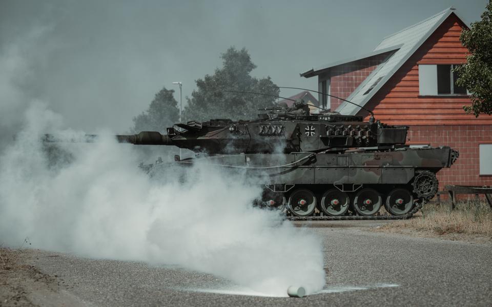 What do we see at the new De Haar training ground near Assen? Chinook helicopters and also the Leopard tank