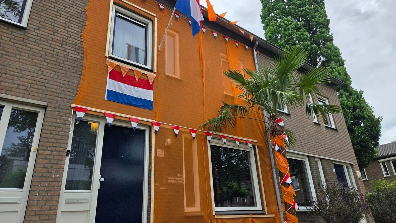 Peer and Meggie's orange house (photo: Noël van Hooft).