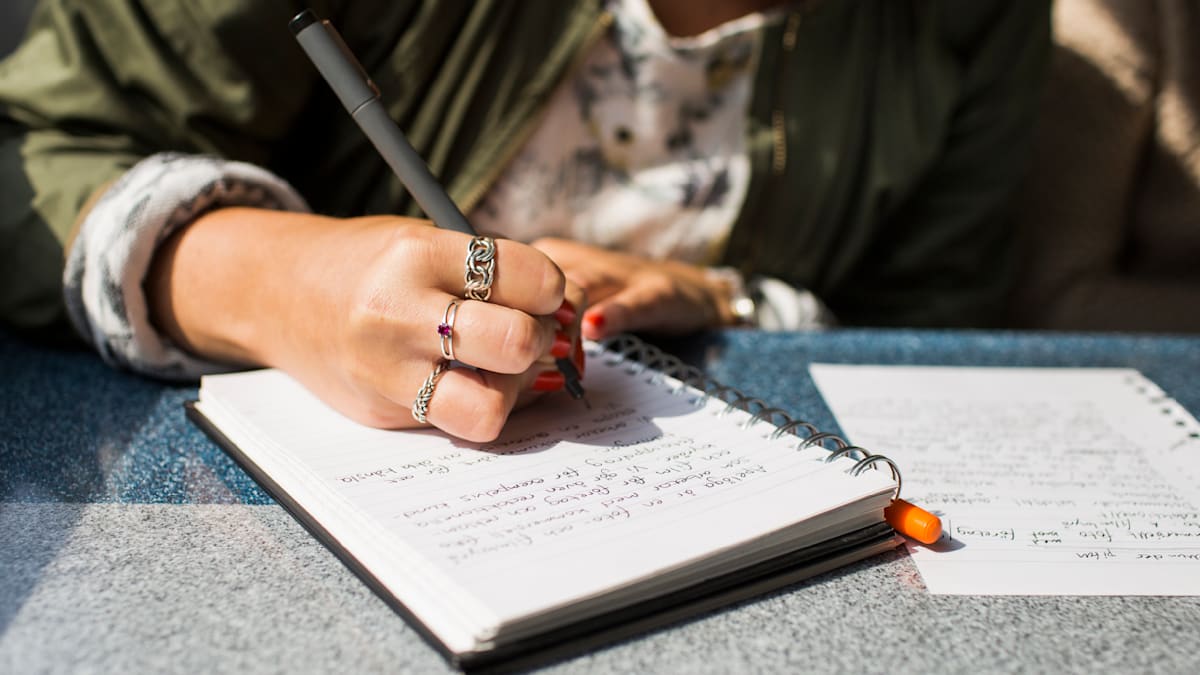 Why Are Nearly 90% of People Right-Handed? The Surprising Science Explained