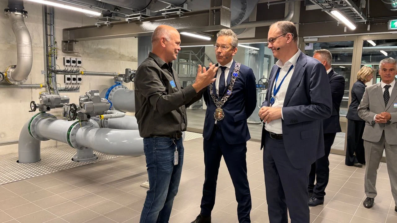Mayor receives an explanation in the new water factory (photo: Jan Peels).