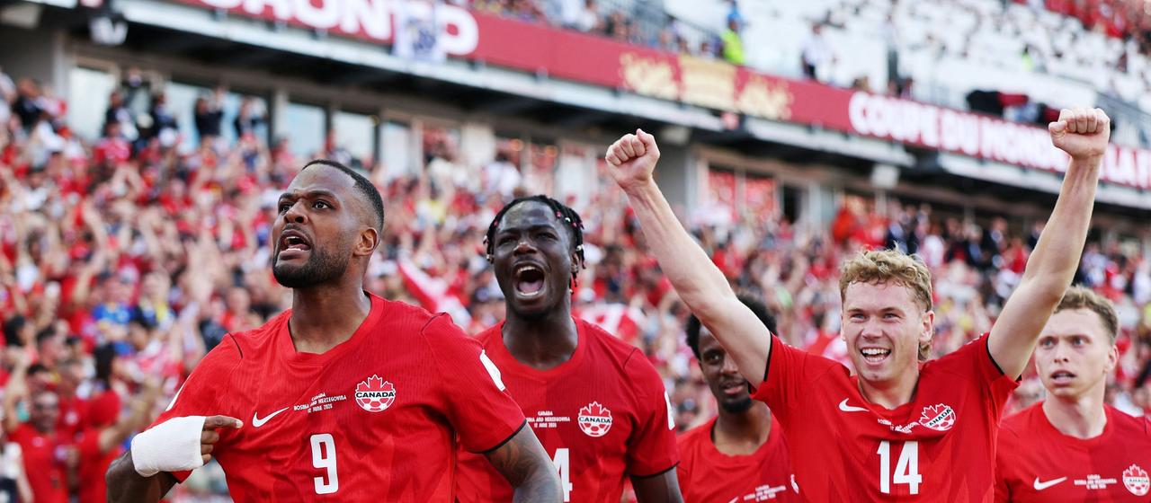 Canada celebrates Cycle Larin's goal 
