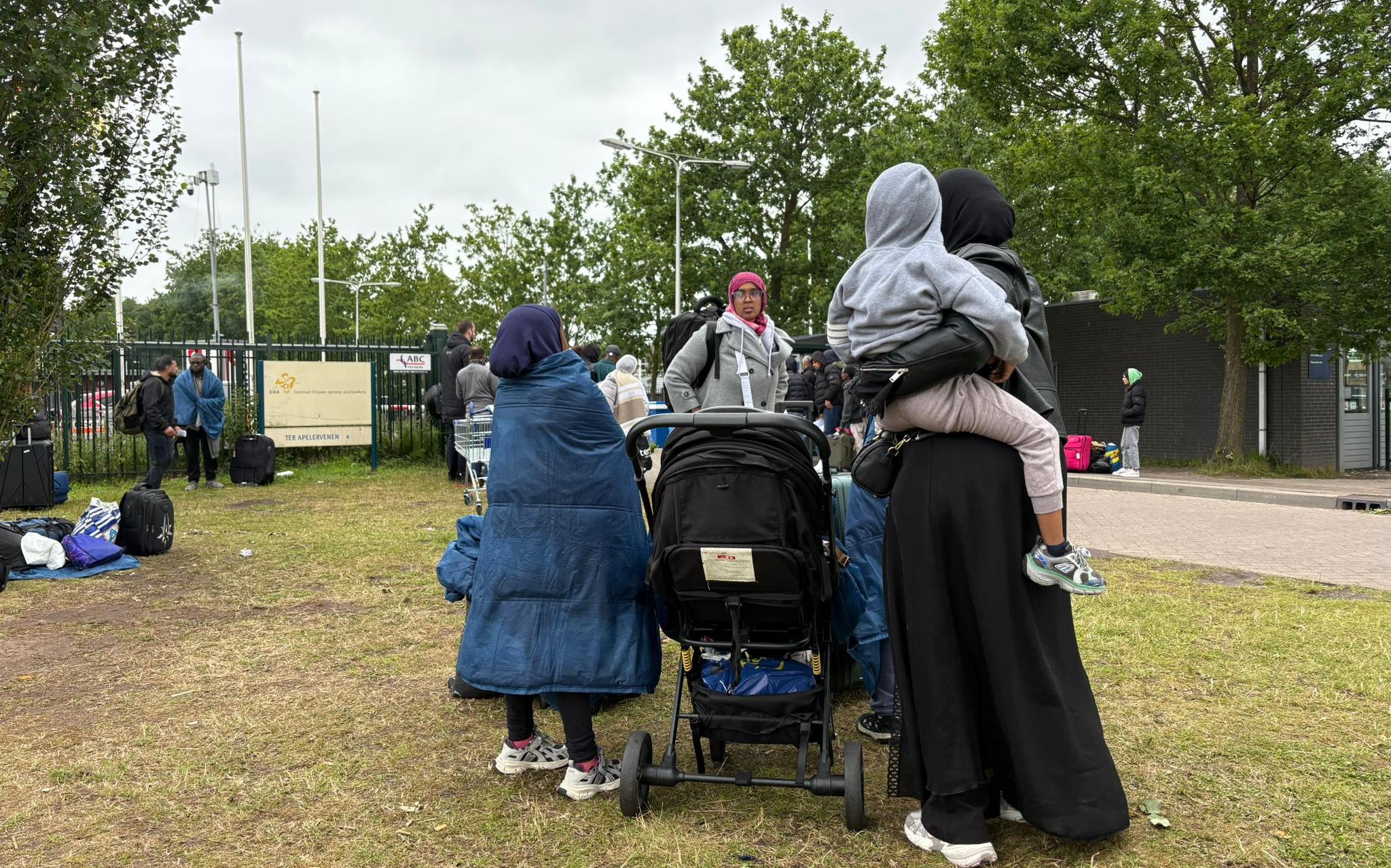 Women and children now also have to wait outside in Ter Apel, which is increasingly looking like a tent camp