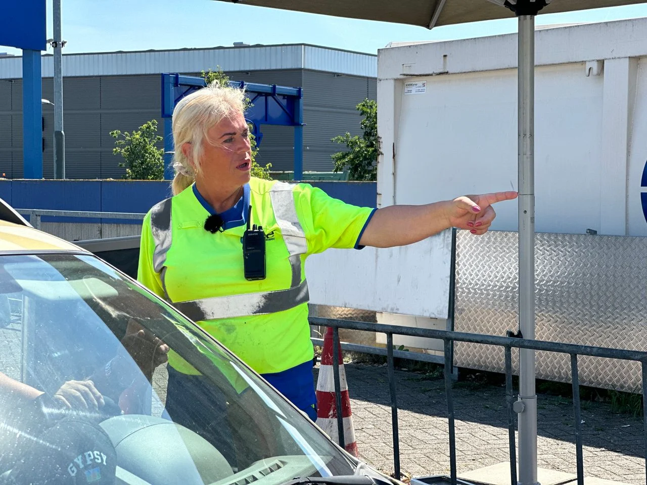 Stella shows visitors the way at the recycling center in Eindhoven.