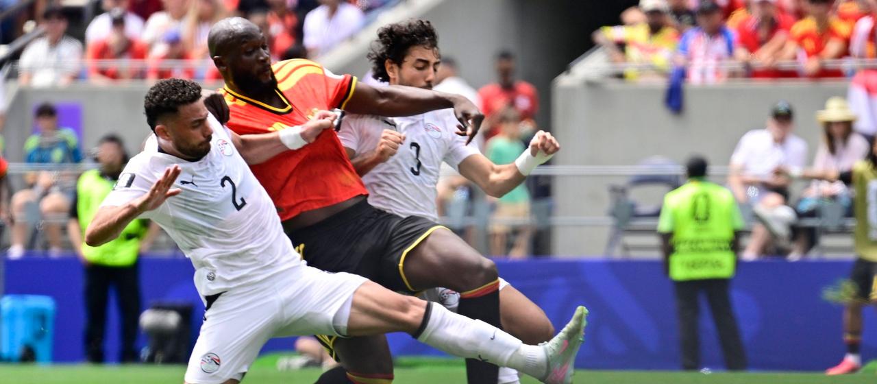 Belgium's Romelu Lukaku fighting for the ball with Egypt's two central defenders
