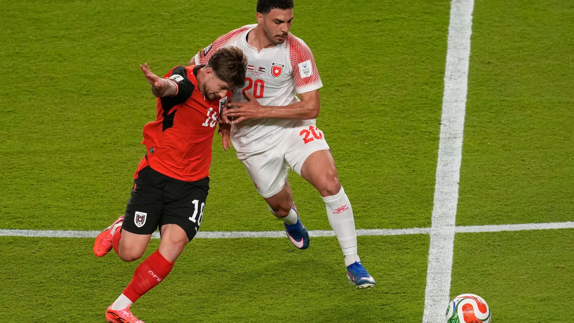 Romano Schmid in a duel with Mohannad Abutaha: The Werder professional also scored a goal.