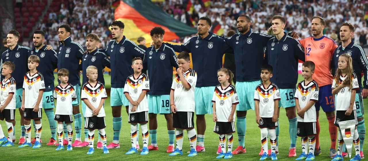 The players of the German national team during the anthem