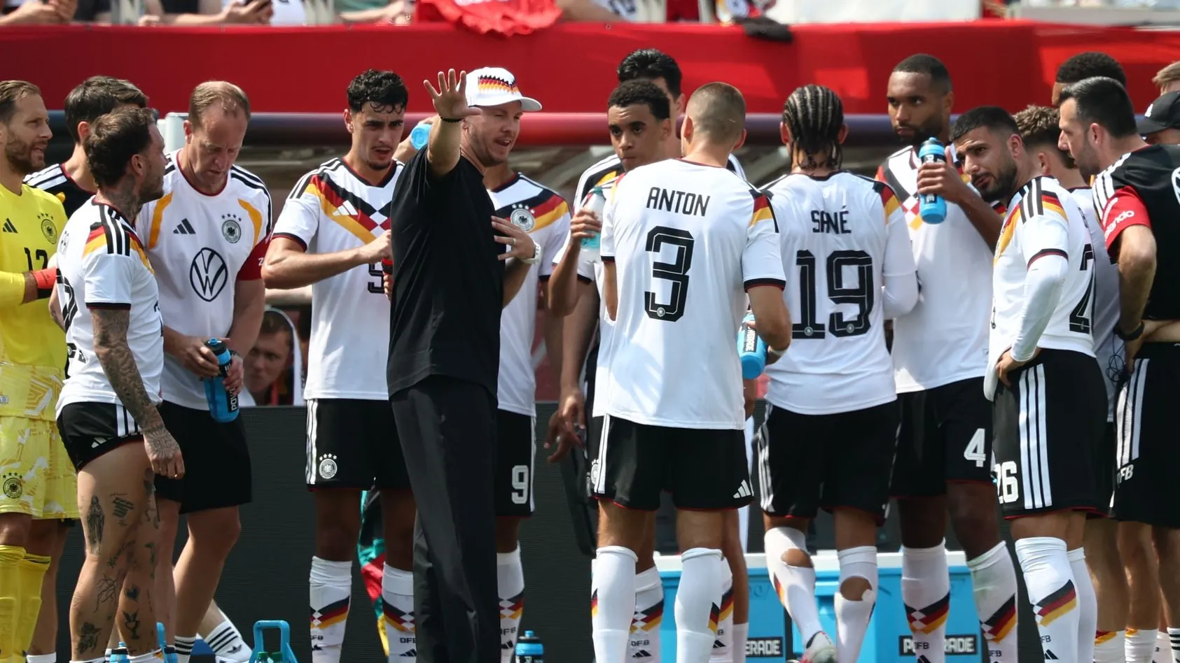 Instructions from Julian Nagelsmann during a drinking break: Football fans will have to get used to this image at the World Cup.