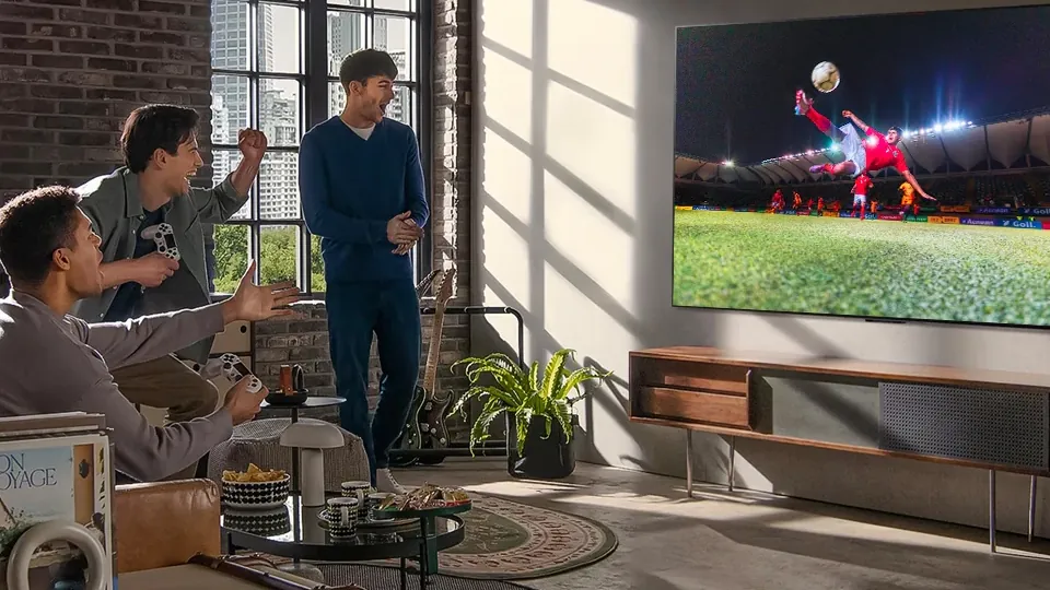 Football in front of the TV: Image brightness, eco mode and sound can be specifically adjusted for late World Cup games. Football in front of the TV: Image brightness, eco mode and sound can be specifically adjusted for late World Cup games.