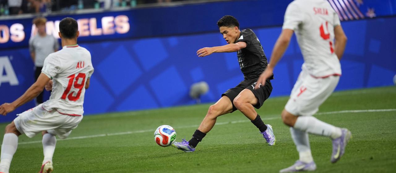 Elijah Just shoots at the Iranian goal 